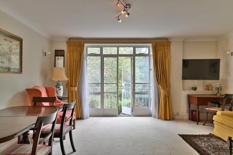 2 bed property, in Hans Place, £1,500,000