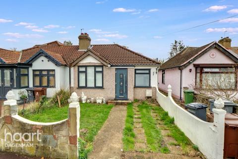 2 bed property, in Mayswood Gardens, £450,000