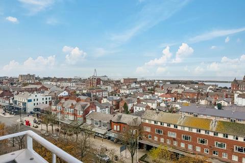 2 bed property, in Regent Court, £115,000