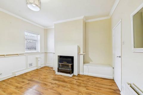 2 bed property, in Smawthorne Avenue, £110,000