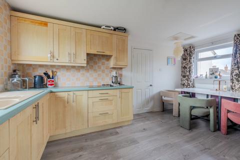 3 bed property, in Woodview Drive, £315,000
