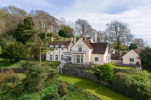 8 bed property, in Whitley Head, £1,000,000