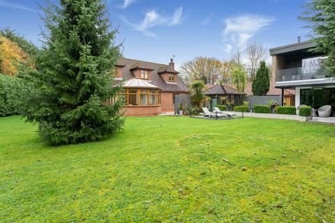 6 bed property, in Birchwood Lane, £750,000