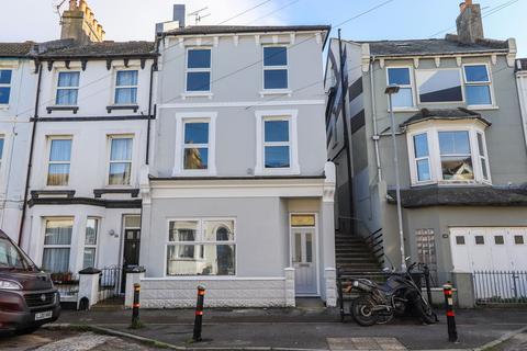 5 bed property, in Manor Road, £350,000