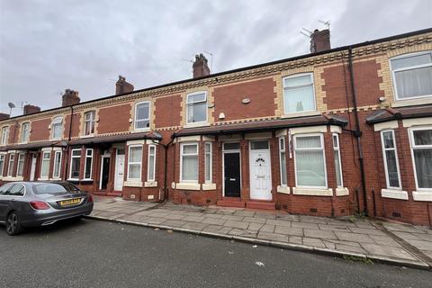 3 bed property, in Blandford Road, £200,000