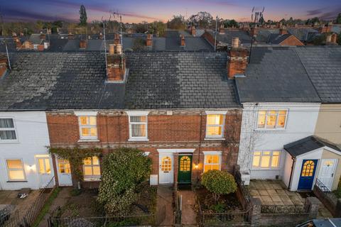 2 bed property, in Foxhill Road, £270,000