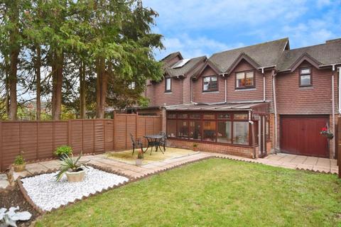 3 bed property, in Bishops Mead, £360,000