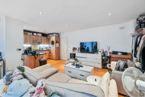1 bed property, in Blackheath Road, £300,000