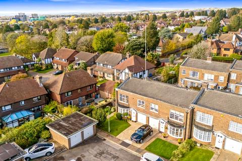 4 bed property, in Kestrel Close, £750,000