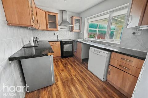 1 bed property, in Meadow Way, £162,500