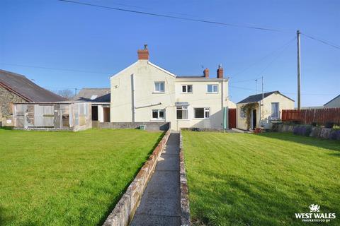 5 bed property, in Blaenporth, £325,000