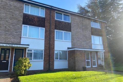 2 bed property, in Park Close, £130,000