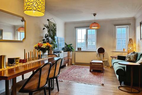 2 bed property, in Rowes Mews, £150,000