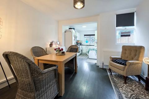 3 bed property, in Hitherwell Drive, £500,000