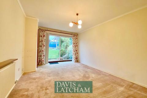 2 bed property, in Poulsen Close, £240,000