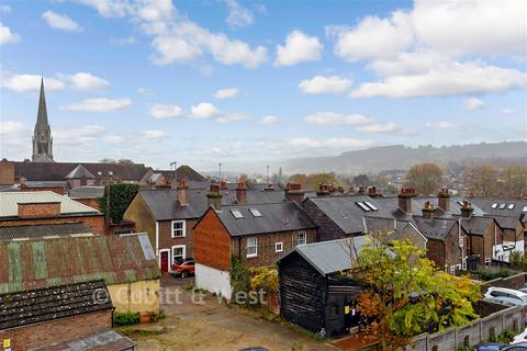 1 bed property, in High Street, £230,000
