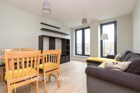 1 bed property, in High Street, £230,000