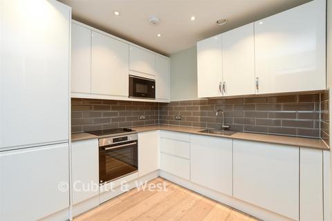1 bed property, in High Street, £230,000