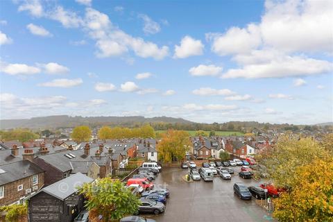 1 bed property, in High Street, £230,000