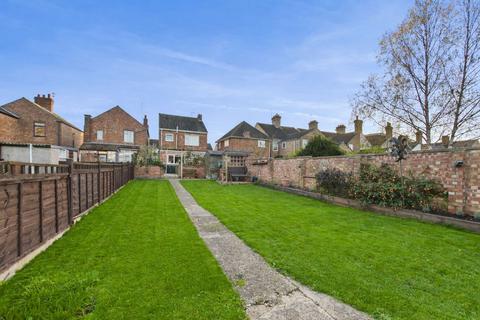 3 bed property, in Queens Walk, £290,000