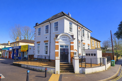 1 bed property, in Oak Road, £140,000