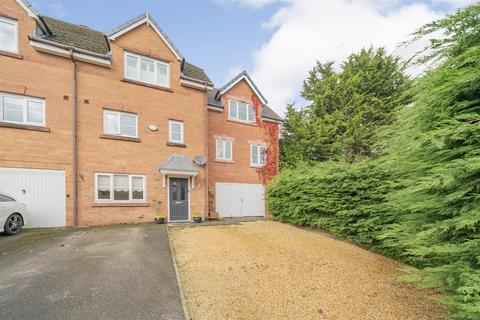 5 bed property, in East O' Hills Close, £475,000