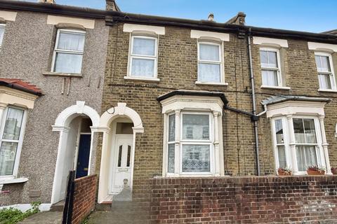 3 bed property, in Braemar Road, £400,000