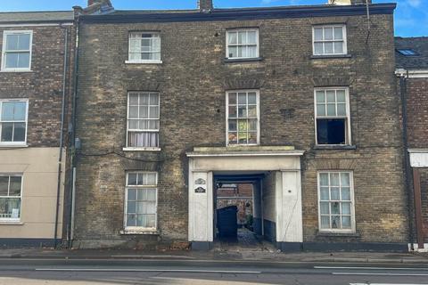 5 bed property, in Railway Road, £230,000