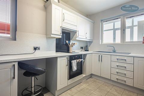 2 bed property, in Regent Court, £70,000