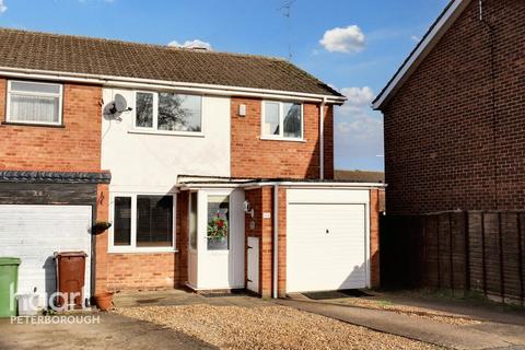3 bed property, in Kennet Gardens, £220,000