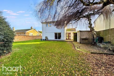 4 bed property, in Taymor Place, £325,000