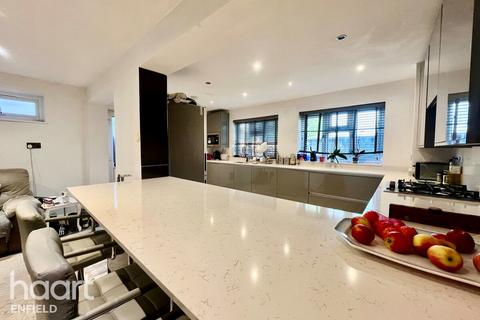 4 bed property, in Baker Street, £600,000