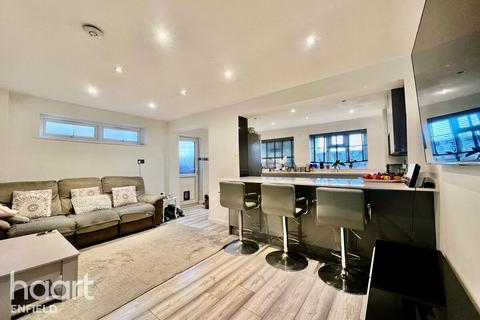 4 bed property, in Baker Street, £600,000
