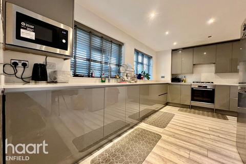 4 bed property, in Baker Street, £600,000