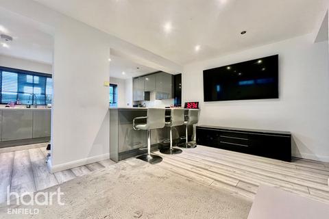 4 bed property, in Baker Street, £600,000
