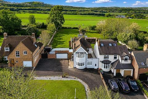 3 bed property, in Bromsgrove Road, £700,000