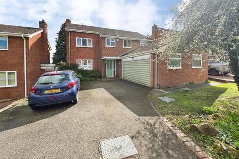 4 bed property, in Hillside Drive, £500,000