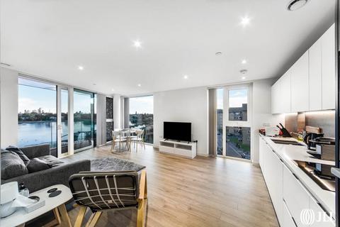 2 bed property, in The Shoreline Building, £675,000