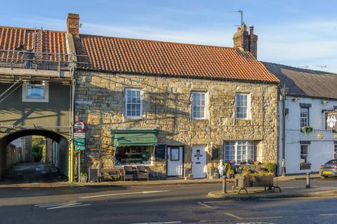 3 bed property, in Dial Place, £475,000