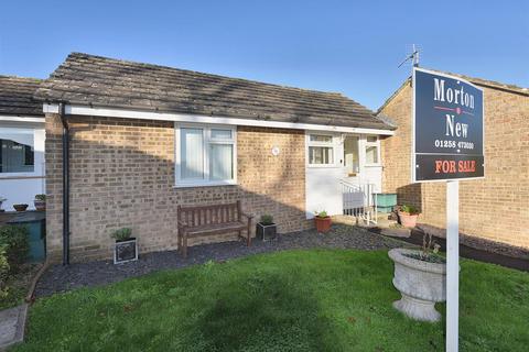 2 bed property, in Barnes Close, £230,000