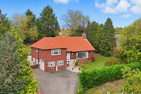 5 bed property, in Radleys End, £875,000
