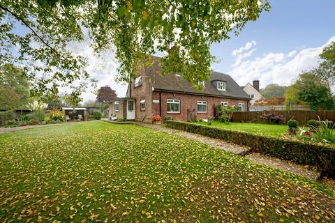 3 bed property, in Green Lane, £385,000