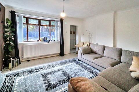 3 bed property, in Ainsdale Road, £400,000