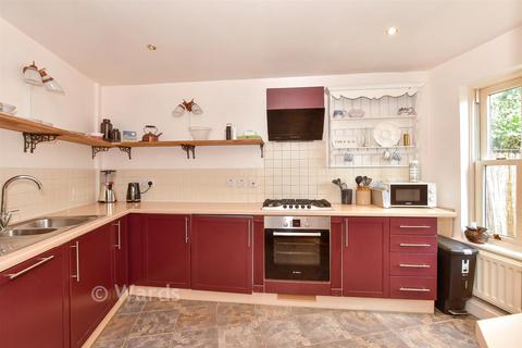3 bed property, in Canterbury Road, £425,000
