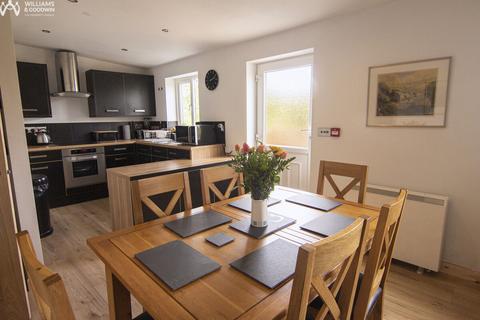 2 bed property, in Llanllyfni, £185,000