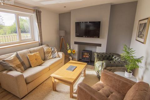 2 bed property, in Llanllyfni, £185,000