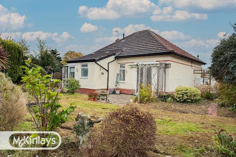 2 bed property, in Greenway Crescent, £290,000