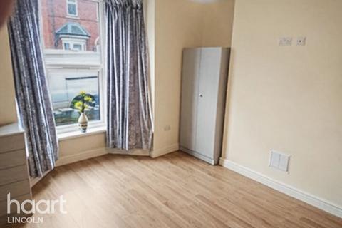 2 bed property, in Dixon Street, £120,000
