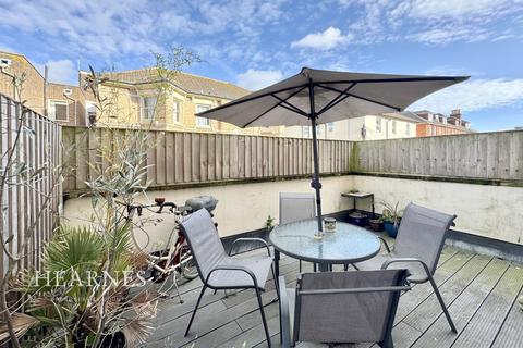 1 bed property, in West Hill Road, £160,000
