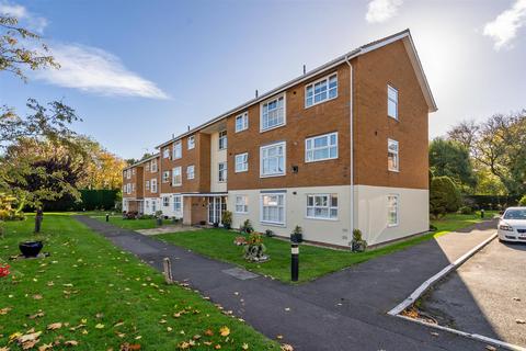 2 bed property, in Landor Road, £260,000